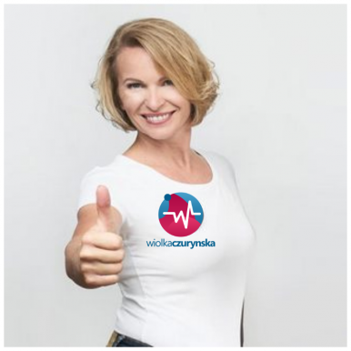 Biegaczka Wiolka Czuryńska pokazuje znak OK.